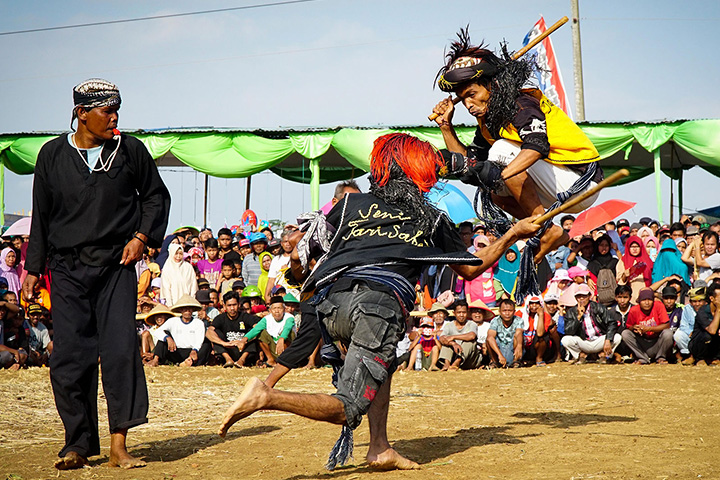 Ujungan; Ritual Sabetan Meminta Hujan - Spektakel - Permainan Tradisional Jarang Dipertandingkan Karena